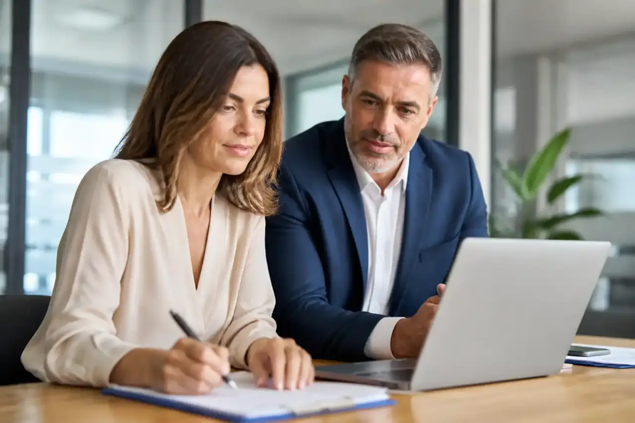 Équipe de professionnels analysant des graphiques de gestion dans un environnement moderne