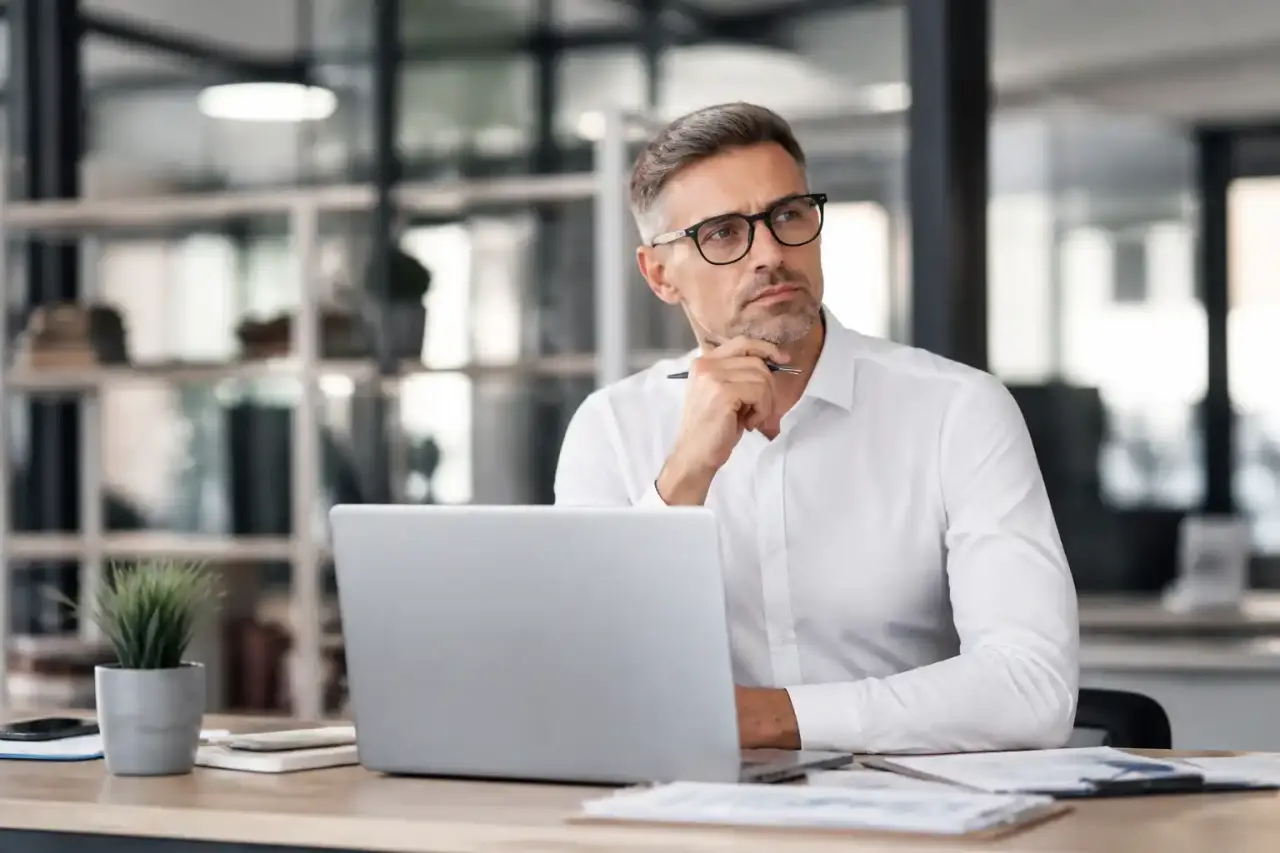 Équipe de professionnels analysant des graphiques financiers dans un espace de travail moderne et lumineux